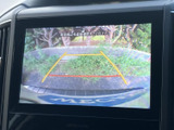 後方の様子に加えて目安線も表示され、駐車時に周囲との距離感をつかむ手助けになります。画面で車両周辺を確認しながら、バック操作を落ち着いて行えます。