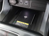 ◆ワイヤレス充電器◆ワイヤレス充電規格Qiに適合した機器を充電エリアに置くことで使用できます。