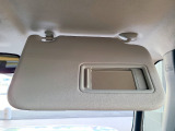 【バニティミラー】運転席・助手席のサンバイザーに装備。身だしなみチェックやメイク直しも安心です。