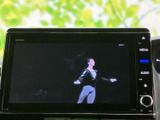 テレビ映像を画面で視聴できる装備です。停車中の待ち時間などに番組を楽しめるため、車内で過ごす時間をより快適に活用できます。操作画面から選択でき、日常の便利な機能のひとつです。