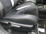 運転席シ-ト座面は上下アジャスタ-付です。お好みの位置に調整可能です。