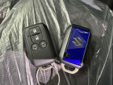 スマートキーをポケットやバッグに携帯していれば、キーを取り出すことなくドアハンドルを握り解錠、ドアハンドルのセンサーに触れるだけで施錠できます。
