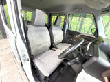 運転席シート廻りは使用感も少なく、良好な状態となっています。前オーナー様が丁寧に使っていたことがよくわかりますね。