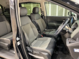 乗降がしやすい運転席。高さが調節できて小柄な方でも運転しやすいポジションをとることができます。