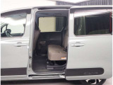 両側パワースライドドア付きだから、狭い駐車スペースなどでの 乗り降りラクラク!小さなお子さまのいるご家庭には嬉しい装備。