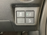 Hondaセンシング用の、VSA(ABS+TCS+横滑り抑制)解除とレーンキープアシストシステムのメインスイッチなどはハンドルの右側に装備しています。