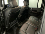 【リアシート】屋根までの高さがある車のため、大人の方でも圧迫感が少なく乗車出来ます。足元は広く取られているため、ゆったりとお乗り頂けます。