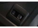 運転席からトランクゲートを開けることも可能です。