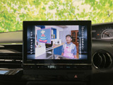 停車時には画面でテレビ番組を視聴でき、待ち時間などの過ごし方に幅が広がります。画面表示が見やすく、操作ボタンも近くにまとまった便利な装備です。