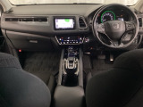 車内は光触媒抗菌消臭施工済です。スタイリッシュなデザインでスポーティなインパネ周りを演出します。グローブボックスやカップホルダーのほかにトレーなどたくさんの収納スペースが付いています。