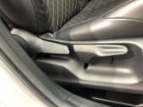 運転席シート座面は上下アジャスター付きです。お好みの位置に調整可能です。