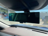 インテリジェントルームミラーは、車両後方のカメラ映像をミラー面に映し出すので、同乗者や積み荷などの車内状況や、天候などに影響されずいつでもクリアな後方視界が得られます。