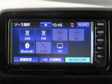 純正ナビゲーションシステム搭載。AM/FMラジオ・フルセグTV・Bluetooth機能付き。