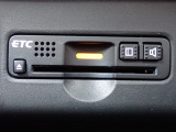 ■【ETC車載器】が装備されています。セットアップをしてお渡しとなり、ETCカードを差し込むだけで高速道路の利用が可能です。