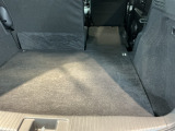 載せるものに合わせて、自由自在にシートを調整。長めの荷物も、大きな買い物も、工夫次第でスッキリ収まります。使い方次第で楽しみが広がる空間です。