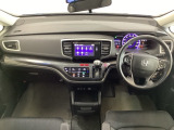 車内は光触媒抗菌消臭施工済です。インパネ周りはスタイリッシュなデザインです。グローブボックスやカップホルダーのほかにトレーなどたくさんの収納スペースが付いています。
