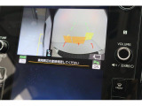 シフトレバーをリバースにすると連動してバックカメラ、サイドカメラ映像&バックセンサーに切り替わります。スイッチ一つでフロントカメラへの切り替えも出来ます