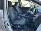運転席も広々でゆったり気分で運転できます♪シフトノブをダッシュボード側に配置したので運転席から助手席への移動が簡単にできるんです。