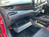 車検証入れなど、小物入れ装備です。