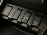 HDMIポート、USBポートが装備されております。HDMIポートを他の機器と繋げることによって、モニターへ映像を流すことができます。