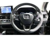 運転中もハンドルでの操作が可能です。特に高速道路等の目が離せない運転時には、便利さだけでなく、安全性も兼ね備えております。