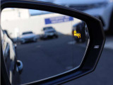 車線変更時などの安全確認をサポートするブラインドスポットモニター付き。