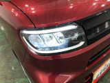 白く明るい光で夜間走行をサポートするLEDヘッドランプを搭載