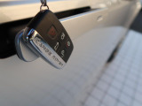 【キーレスエントリー】バッグやポケットからキーを取り出すことなく車にアクセスして、ロックとアラームを設定できます。 毎日の利便性をさらに高める機能です。