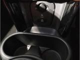 MINIの内装はとにかく『円』に拘ったデザインコンセプトが一目で伝わってきます。これほど円形に拘った車は他に御座いません。伝統のデザイン、トグルスイッチなど遊び心のある内装で御座います。