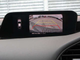カラーで後方映像をモニターに映し出してくれるので、ショッピングモールのような狭い駐車場であったとしても障害物を見つけ、楽々駐車することができますね。