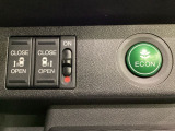 リアドアは乗り降りに便利な両側電動スライドドアです。また運転席に座っていながらスイッチ操作で自在にスライドドアを開け閉めできます。燃費に役立つECONボタンもここです。