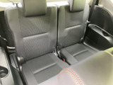 後席にも左右それぞれのシートとヘッドレストが備わり、同乗者を迎える空間を確保しています。周囲には小物を置けるスペースもあり、移動中に便利に使えます。