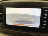 駐車時の後方確認に便利なバックモニターです。駐車位置の目安となるガイド線付きです。