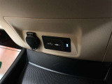オーディオ用USB/AUX入力端子が設置されています。