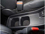 手に取りやすい位置にドリンクホルダーが付いて、運転中も目線を落とさずに水分補給が出来ますよ(^^♪