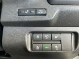 運転席右側に配置された操作スイッチ。