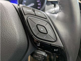 ステアリングスイッチ付き。前方から目を離すことなく操作することが可能です。