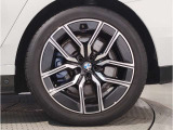 【BMWアロイホイル】軽量かつ強度に拘ったアロイホイル。走行性能ポテンシャルを引き出す設計。車の足元を引き締めてくれる大きなポイントはアロイホイルです。
