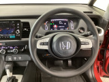 【ハンドル】運転にかかわる様々な操作を安全に行えるように視点移動が少なく操作性に配慮されたスイッチ類が凝縮されたコックピットです。