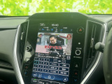 画面にはテレビ映像が表示されており、停車中の待ち時間にも視聴を楽しめます。操作ボタンもまとまり、必要な情報を確認しやすい配置で、車内時間を便利に過ごせます。