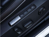 運転席・助手席ともにパワーシートを採用し、前後・高さ・角度・リクライニングを電動で調整可能。運転席にはメモリー機能も備え、好みのポジションを登録できます。