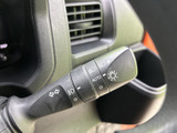 操作しやすいウインカーレバー。スムーズな操作感で、安全な車内空間を演出します。周囲への注意喚起を促します。