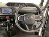 【ハンドル】運転にかかわる様々な操作を安全に行えるように視点移動が少なく操作性に配慮されたスイッチ類が凝縮されたコックピットです。
