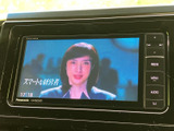 画面にはテレビ番組が表示され、停車時に映像を視聴できます。メニューやオーディオの操作部も近くにまとまり、車内でテレビを楽しみたいときに扱いやすい構成です。