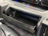 小物が収納できる運転席側インパネアッパーボックス。 ボックス内にはUSBソケットが一口。