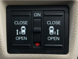 【両側パワースライドドア】両側がパワースライドドアになっており、運転席のスイッチやスマートキーでも開閉が可能です!開口部も広いので乗り降りも楽々♪