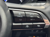 マツダ・レーダー・クルーズ・コントロール(MRCC)等の操作スイッチ。高速道路での追従走行や車線維持支援により、長距離ドライブの負担を大幅に軽減します。