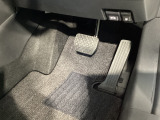 マツダ車の共通するポイントに前輪を前に出し運転席足元スペースを広げたこと!これによりホイールハウスが邪魔にならずにドライバーの中心線を基準とした位置へのペダル配置が可能となりました!