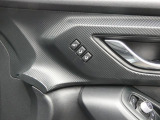 運転席はシートメモリー機能が付いているので、自分以外の人がシートを動かしても、ボタン一つでセットした位置に戻せます。