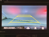 バックでの車庫入れも安心です!リアカメラが付いているバックモニター付のディスプレイオーディオを装備しております。操作線もついており距離感も画面から確認できます。
